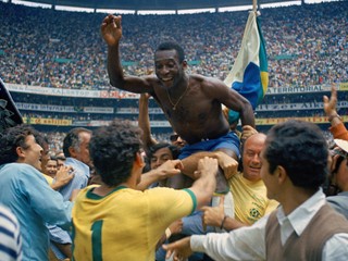 Pelé sa raduje z triumfu Brazílie na MS 1970.