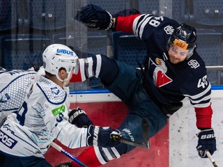 Jakub Lacka (vľavo) a Daniel Gachulinec v zápase HC Slovan Bratislava - HK Nitra v zápase Tipos extraligy.