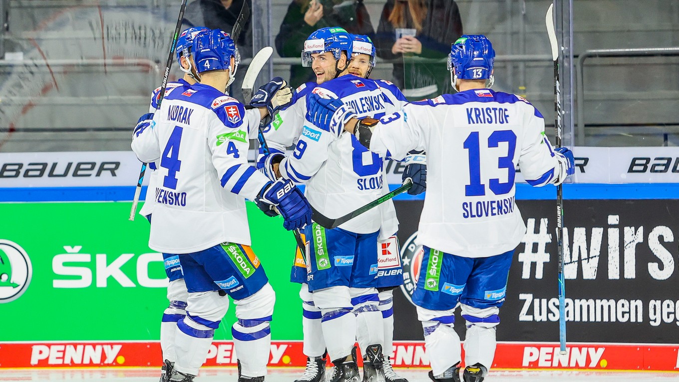 Slovenskí hokejisti sa tešia po strelenom góle v zápase Slovensko - Švajčiarsko na turnaji Nemecký pohár 2021.