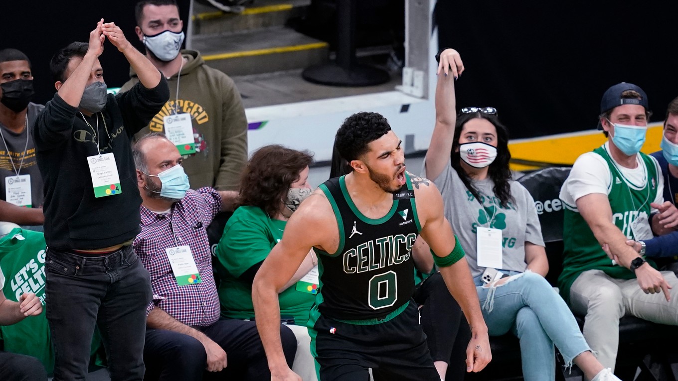 Jayson Tatum v drese Boston Celtics.
