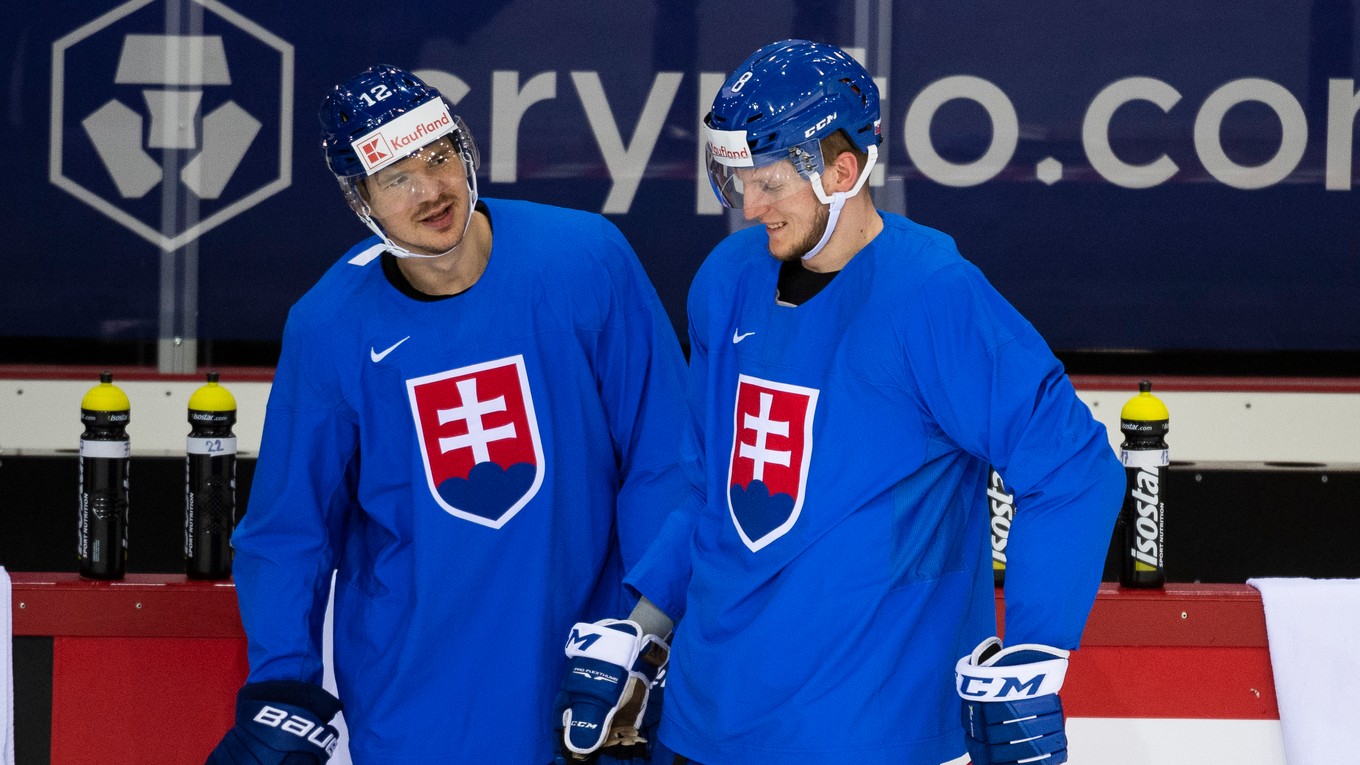 Miloš Kelemen (vľavo) a Pavol Skalický na tréningu počas MS v hokeji 2021.