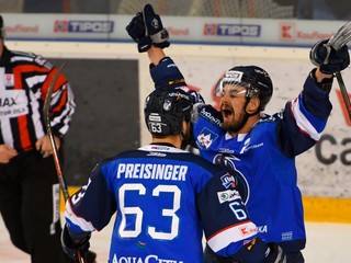 Miroslav Preisinger a Michael Vandas z HK Poprad sa tešia po strelenom góle.