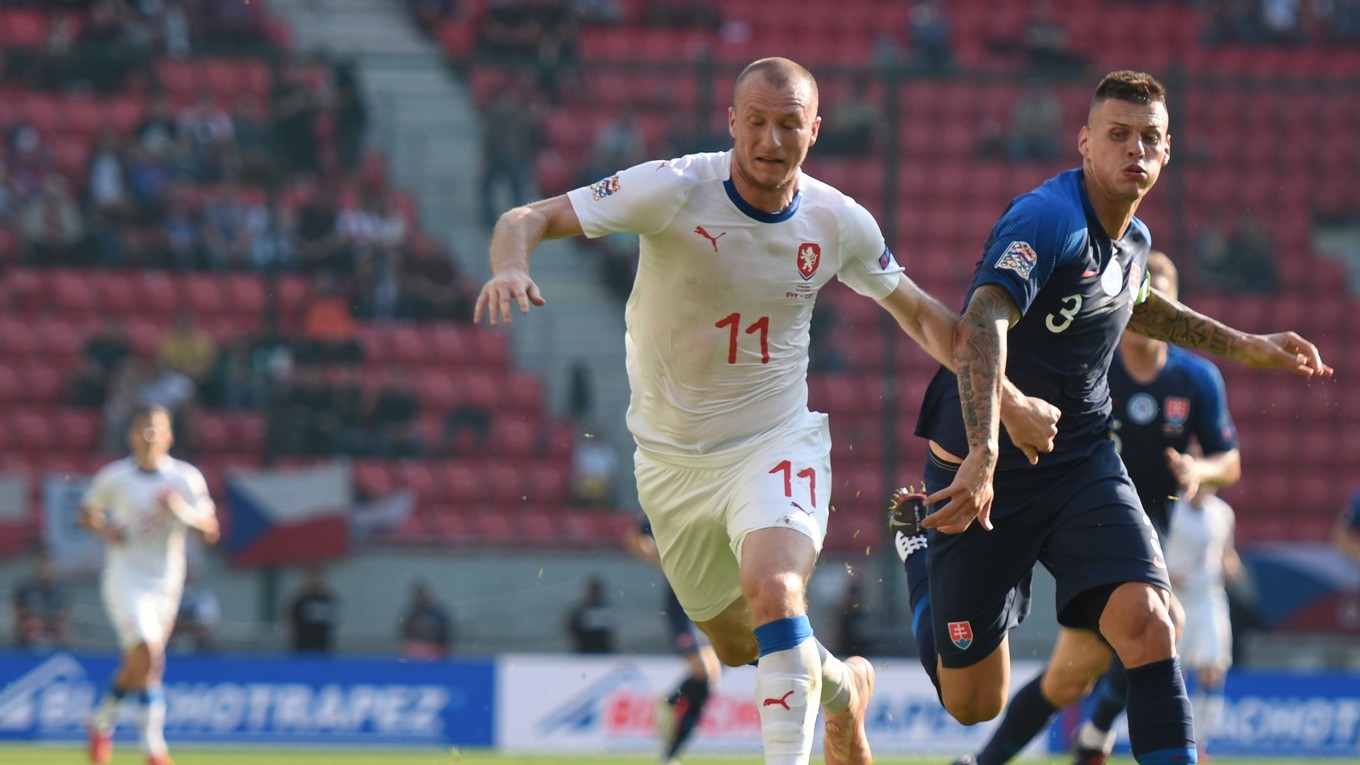 Michael Krmenčík (vľavo) v súboji so slovenským kapitánom Martinom Škrtelom.
