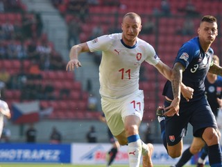 Michael Krmenčík (vľavo) v súboji so slovenským kapitánom Martinom Škrtelom.