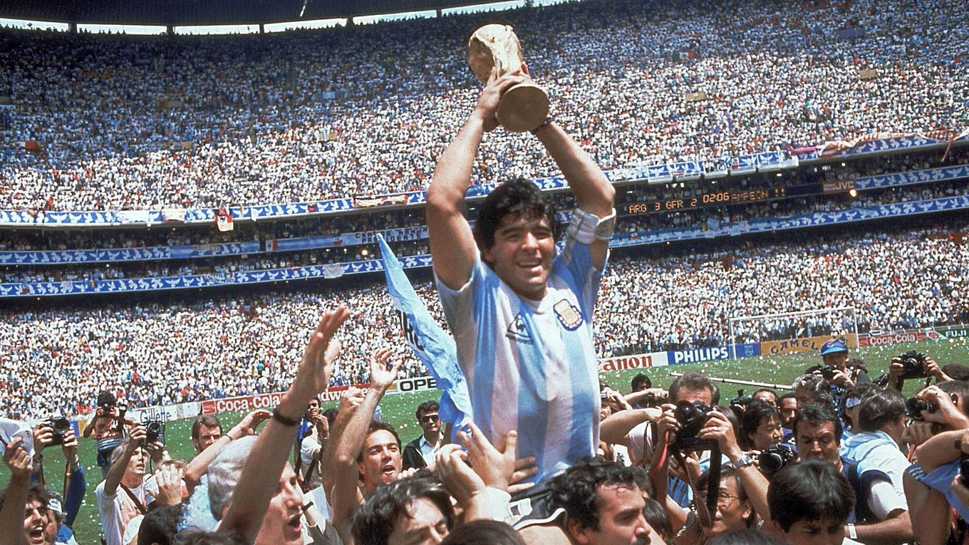 Diego Maradona dvíha nad hlavu majstrovskú trofej po triumfe na MS vo futbale 1986.