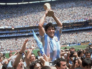 Diego Maradona dvíha nad hlavu majstrovskú trofej po triumfe na MS vo futbale 1986.