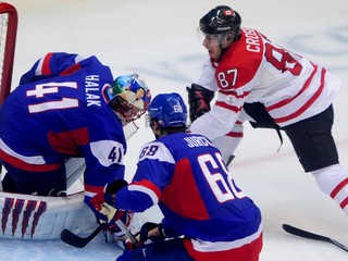 Na snímke vľavo Jaroslav Halák, uprostred Milan Jurčina (Slovensko) a vpravo Sidney Crosby (Kanada) počas semifinálového zápasu medzi Slovenskom a Kanadou na XXI. zimnej olympiáde 26. februára 2010 vo Vancouveri.
