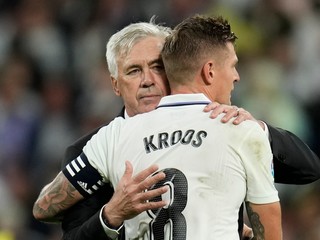 Tréner Carlo Ancelotti a Toni Kroos.