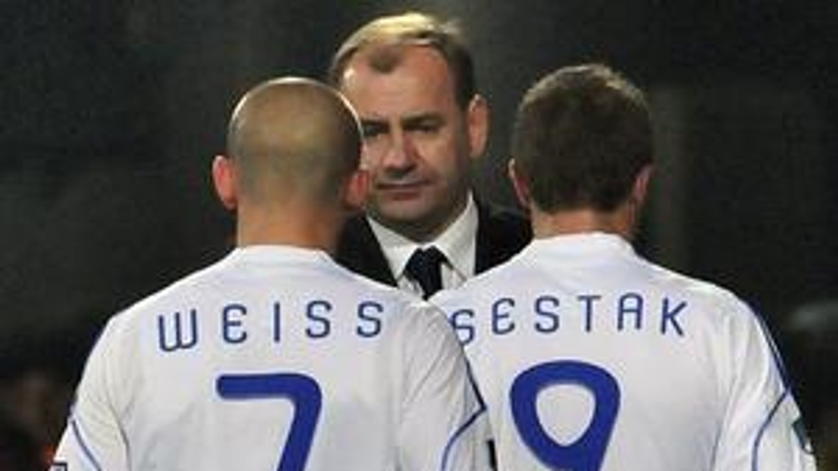 Tréner slovenskej futbalovej reprezentácie Vladimír Weiss st. so svojimi zverencami Vladimírom Weissom ml. a Stanislavom Šestákom.