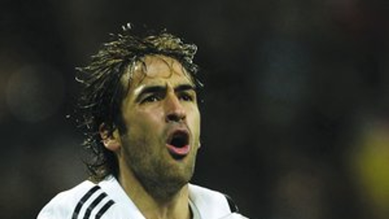 Raúl González v drese Realu Madrid.