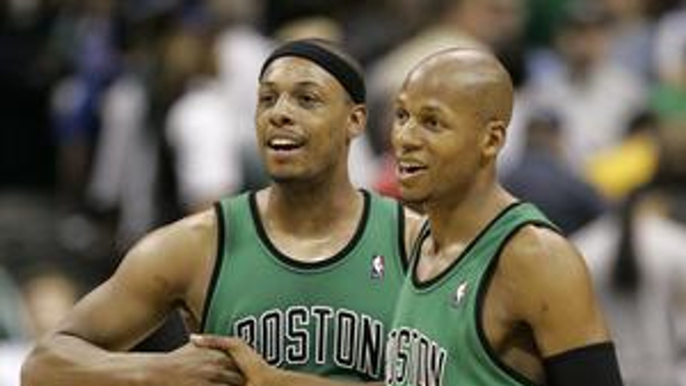 Paul Pierce (vľavo) a Ray Allen v drese Boston Celtics.
