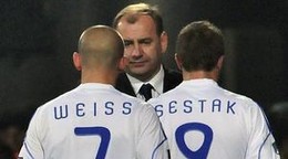 Tréner slovenskej futbalovej reprezentácie Vladimír Weiss st. so svojimi zverencami Vladimírom Weissom ml. a Stanislavom Šestákom.