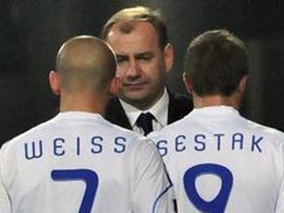 Tréner slovenskej futbalovej reprezentácie Vladimír Weiss st. so svojimi zverencami Vladimírom Weissom ml. a Stanislavom Šestákom.