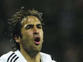 Raúl González v drese Realu Madrid.