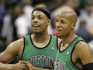 Paul Pierce (vľavo) a Ray Allen v drese Boston Celtics.