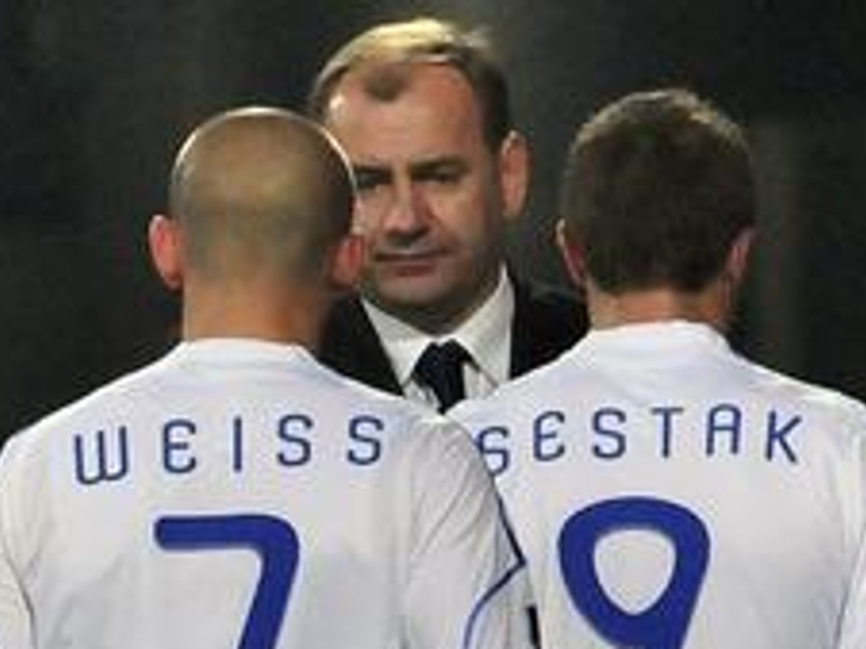 Tréner slovenskej futbalovej reprezentácie Vladimír Weiss st. so svojimi zverencami Vladimírom Weissom ml. a Stanislavom Šestákom.
