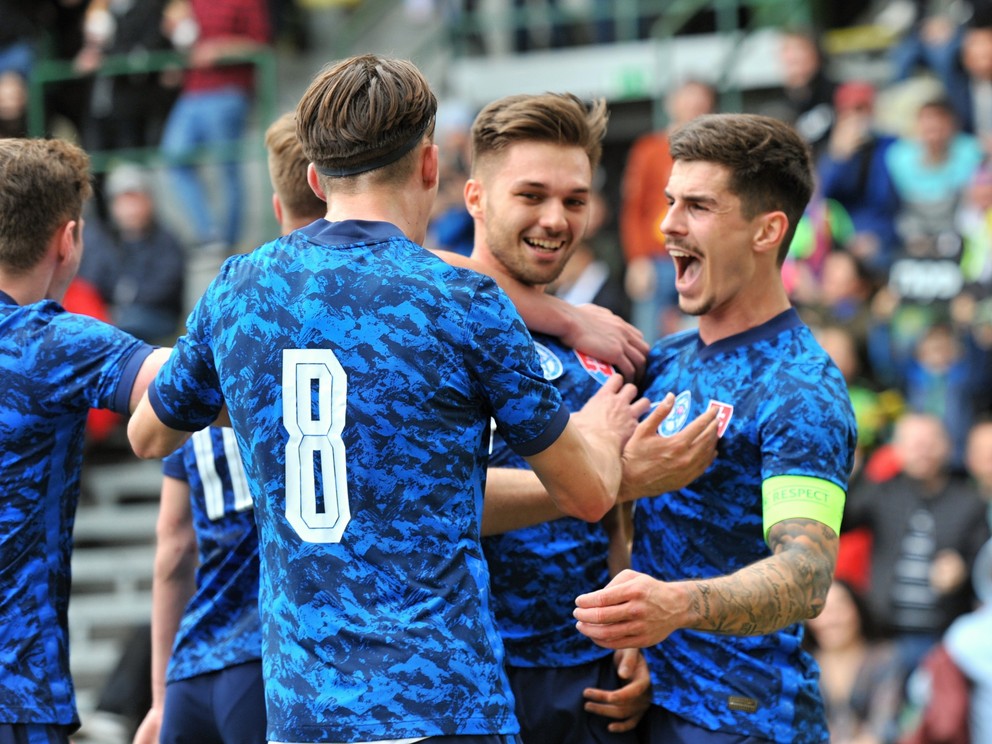 Slovenskí futbalisti do 21 rokov sa tešia po strelenom góle.