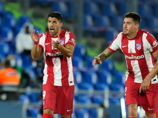 Luis Suárez (vľavo) sa teší po strelenom góle.