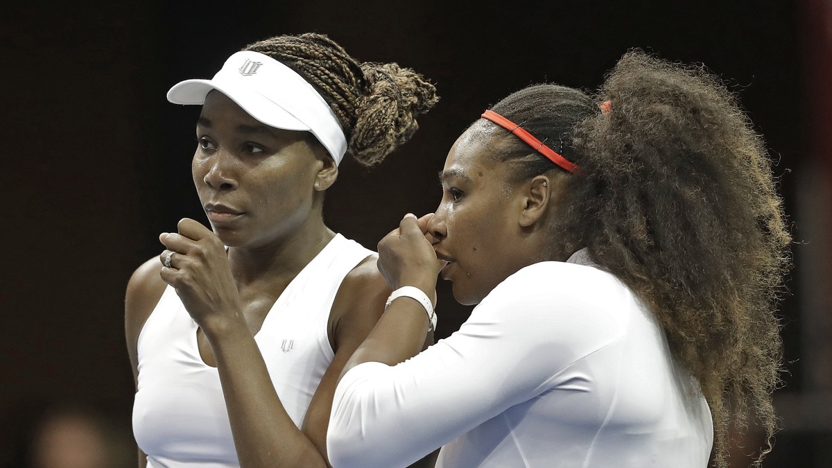 Vpravo Serena Williamsová so sestrou Venus.