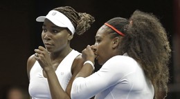Vpravo Serena Williamsová so sestrou Venus.