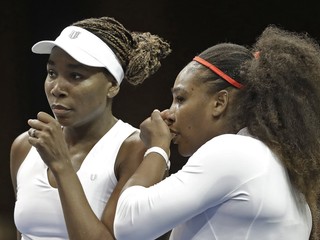 Vpravo Serena Williamsová so sestrou Venus.