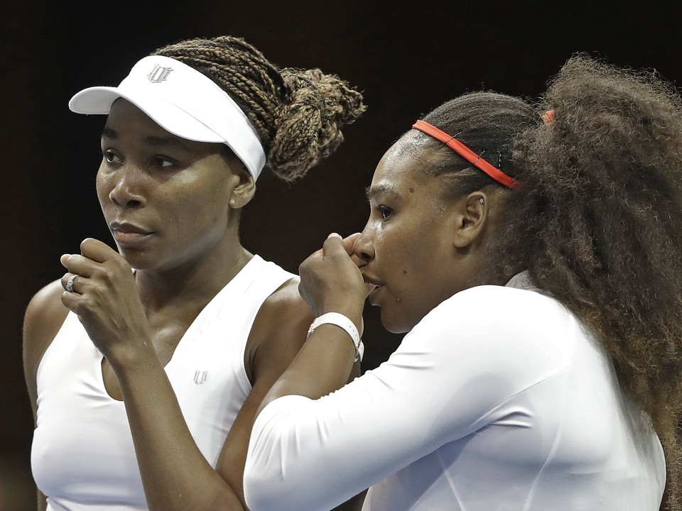 Vpravo Serena Williamsová so sestrou Venus.