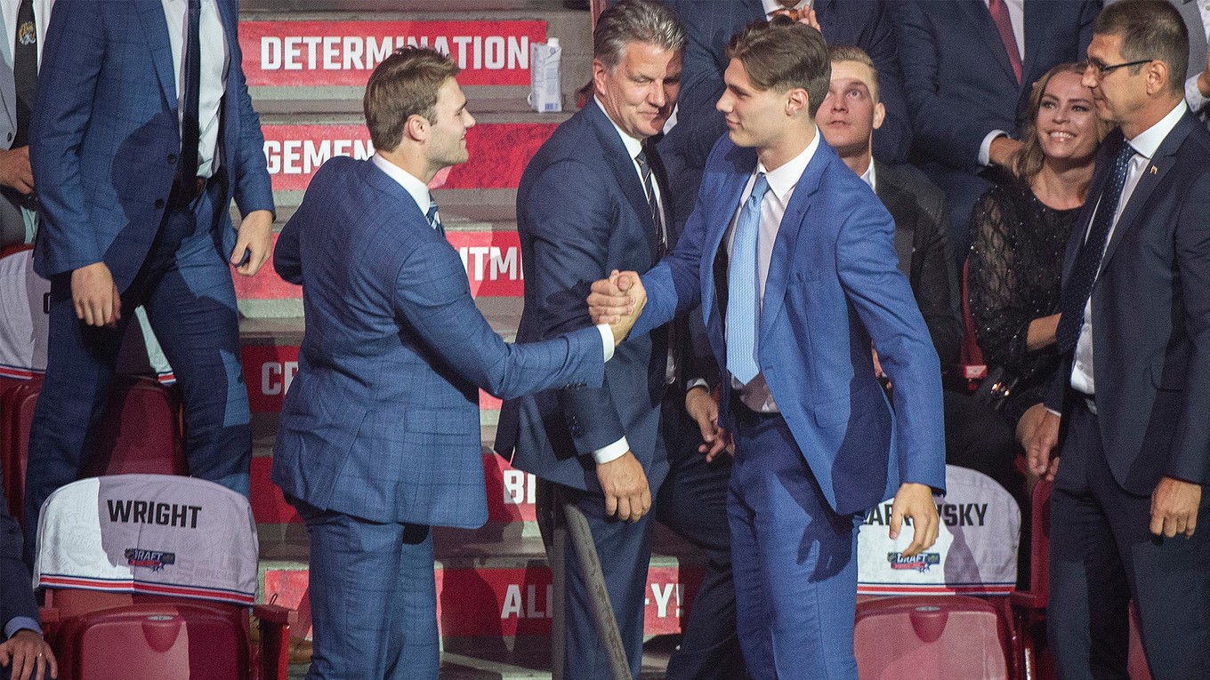Shane Wright a Juraj Slafkovský počas Draftu NHL 2022.