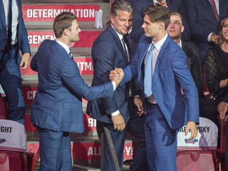Shane Wright a Juraj Slafkovský počas Draftu NHL 2022.
