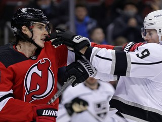 Momentka zo súboja New Jersey a Los Angeles. Na zábere Ryan Graves (vľavo) a Adrian Kempe.