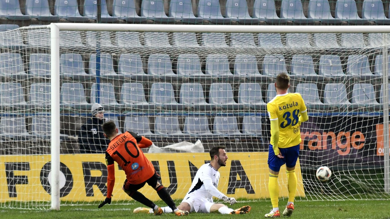 Samuel Šefčík strieľa druhý gól brankárovi Michaloviec Benjamínovi Szárazovi.