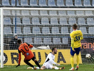 Samuel Šefčík strieľa druhý gól brankárovi Michaloviec Benjamínovi Szárazovi.