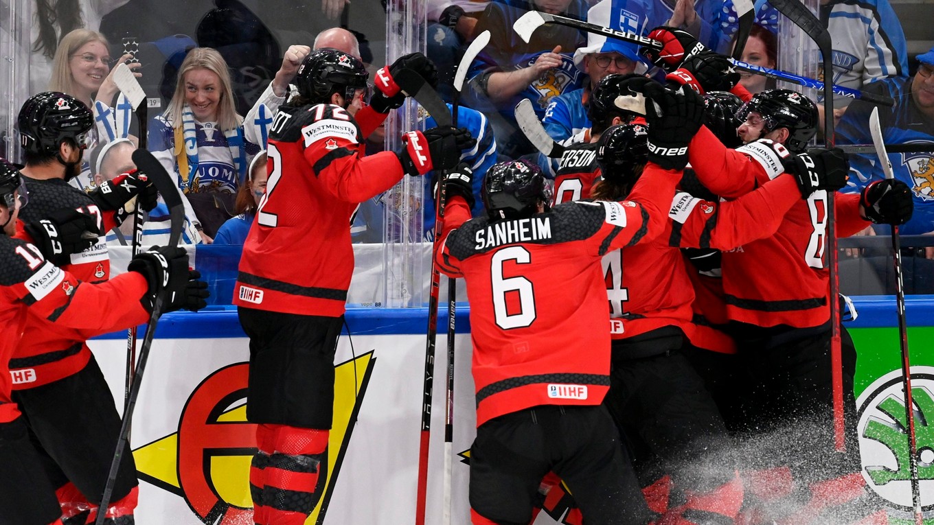 Hokejisti Kanady sa tešia po výhre vo štvrťfinále MS v hokeji 2022.