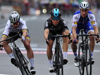 Michal Kwiatkowski zdolal Petra Sagana vo finále pretekov Miláno - San Remo 2017. 

