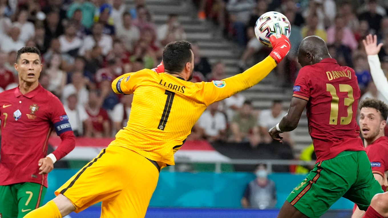 Zrážka brankára Huga Llorisa a Danila v zápase Portugalsko - Francúzsko na EURO 2020. 