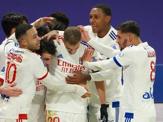 Futbalisti Lyonu sa tešia zo streleného gólu.