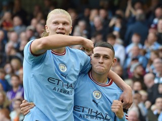 Erling Haaland a Phil Foden po skompletizovaní hetrikov v zápase proti Manchestru United.