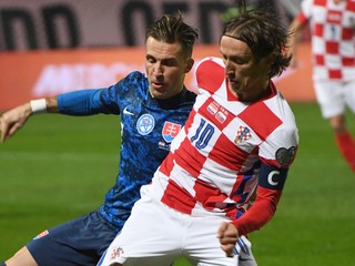 Kapitán Chorvátska Luka Modrič (vpravo) a Slovák Peter Pekárík (vľavo).