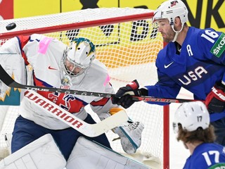 Momentka zo zápasu Veľká Británia - USA na MS v hokeji 2022. 