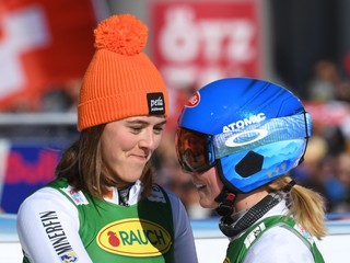 Petra Vlhová (vľavo) a Mikaela Shiffrinová. 