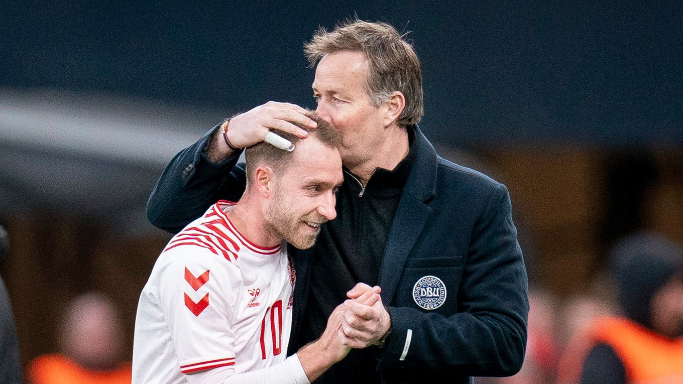 Christian Eriksen v drese Dánska a tréner Kasper Hjulman.