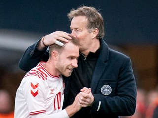 Christian Eriksen v drese Dánska a tréner Kasper Hjulman.