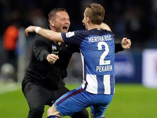 Tréner Pál Dárdai a Peter Pekarík v drese klubu Hertha Berlín.