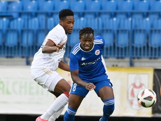 Kelvin Boateng (vľavo) a Christopher Goslin v zápase FK Senica - Spartak Trnava, Fortuna liga.