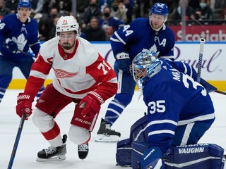 Brankár Petr Mrázek v drese Toronto Maple Leafs.