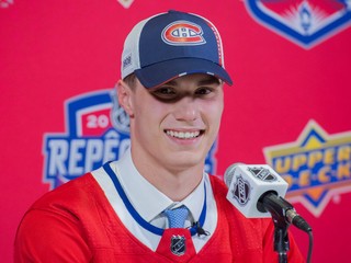 Juraj Slafkovský v drese Montrealu Canadiens po Drafte NHL 2022.