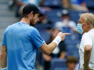 Andy Murray sa sťažuje funkcionárovi na US Open 2021, že Stefanos Tsitsipas zdržuje.