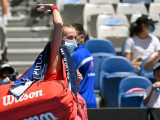 Petra Kvitová sa lúči po hladkej prehre v 1. kole s Rumunkou Soranou Cirsteovou. 