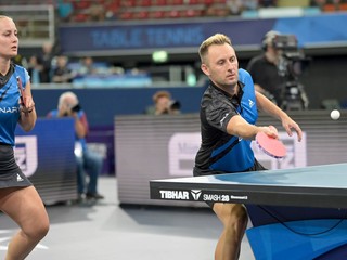 Slovenskí stolní tenisti Ľubomír Pištej a Barbora Balážová.