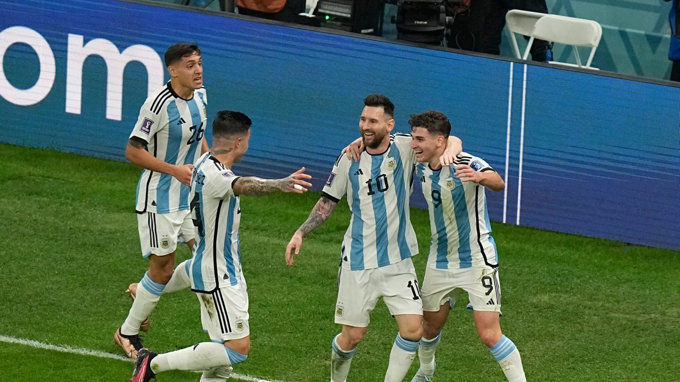 Lionel Messi a Julián Álvarez sa tešia so spoluhráčmi po strelenom góle.
