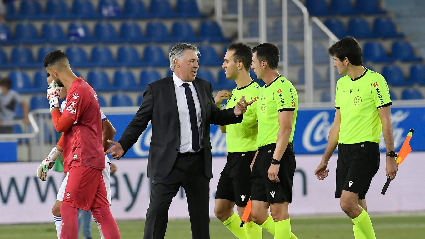Tréner Realu Madrid Carlo Ancelotti (v strede)